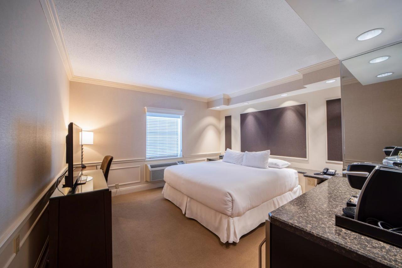 The Grand 4* Howland Corners
